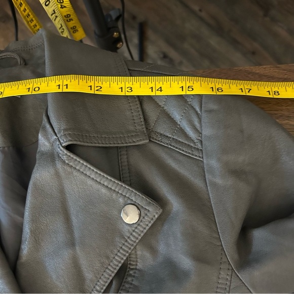 ROZ & ALI Women's Gray faux Leather Jacket petite M - Picture 10 of 13